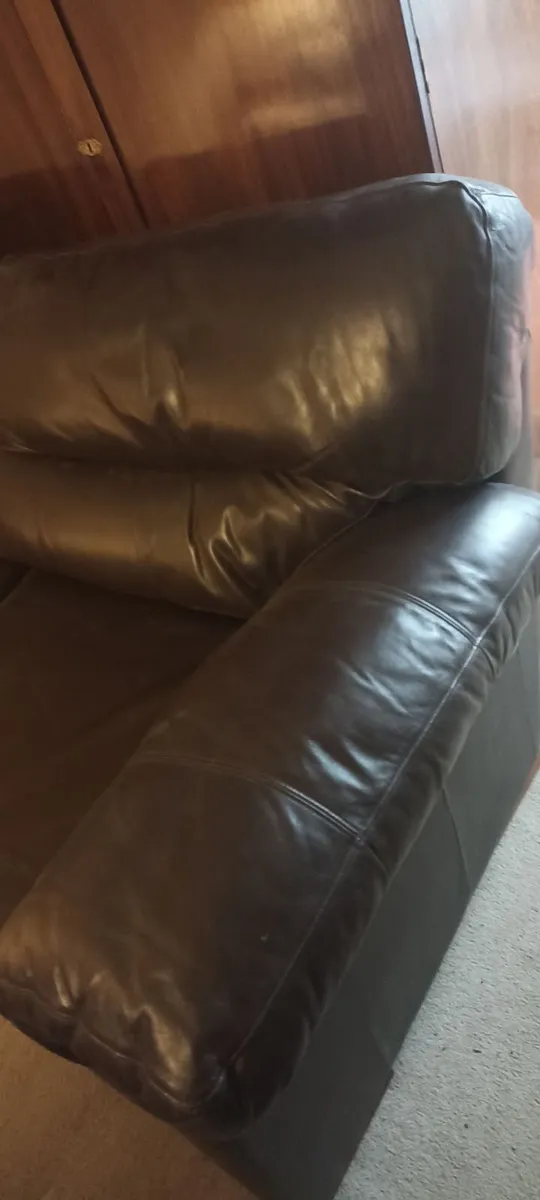 Quality Leather Two Seater Settee - Image 3