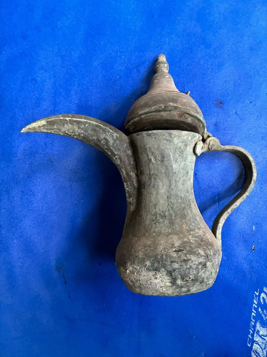 Old antique assortment of brass nick backs - Image 3