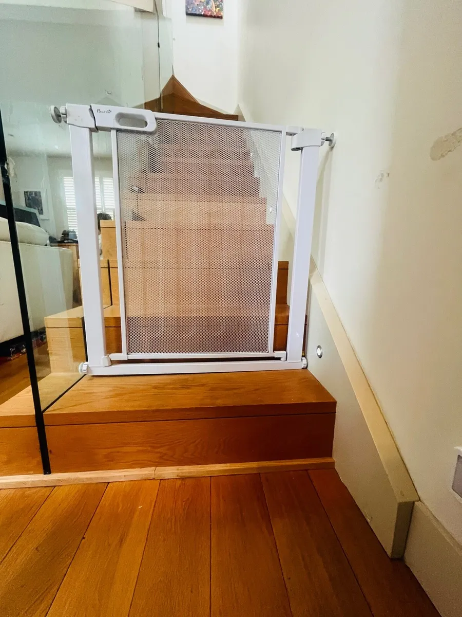 3 Safety Stair Gates + 2 Gate extensions - Image 2