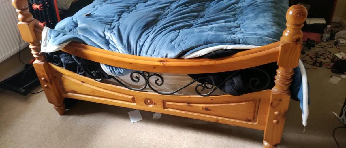 King-size timber bed - Image 2