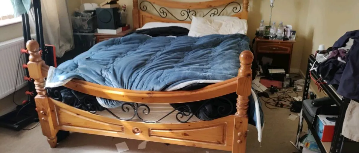 King-size timber bed - Image 1