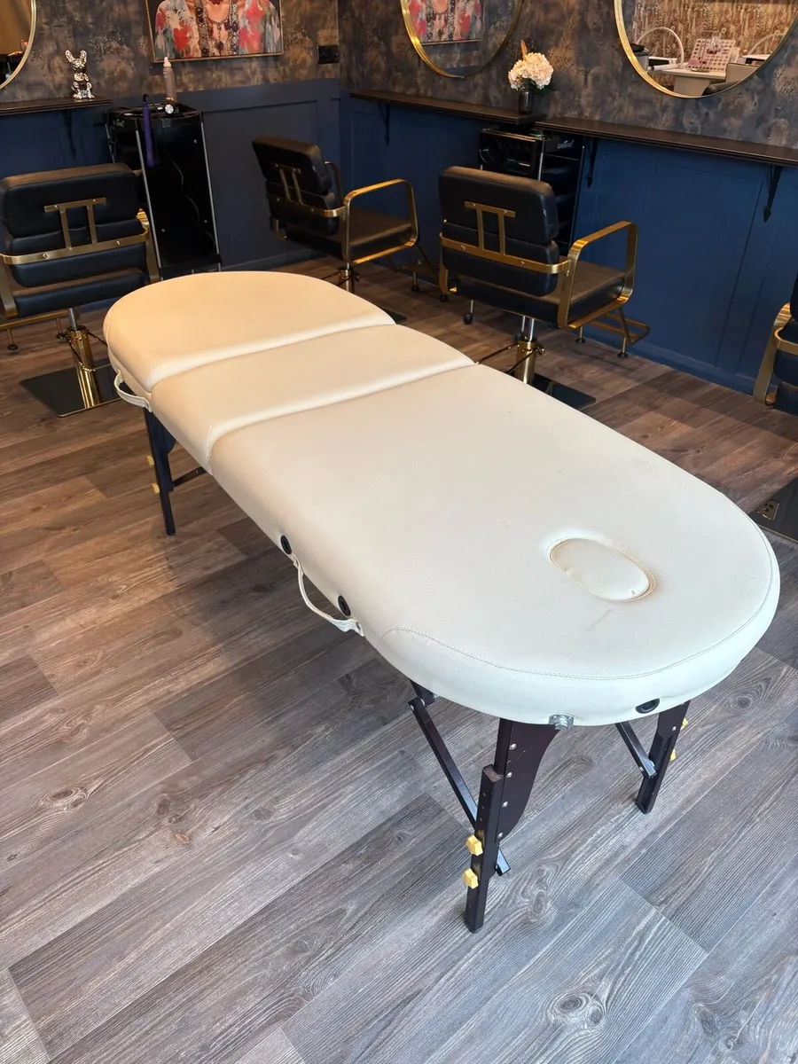 Massage table - Image 1