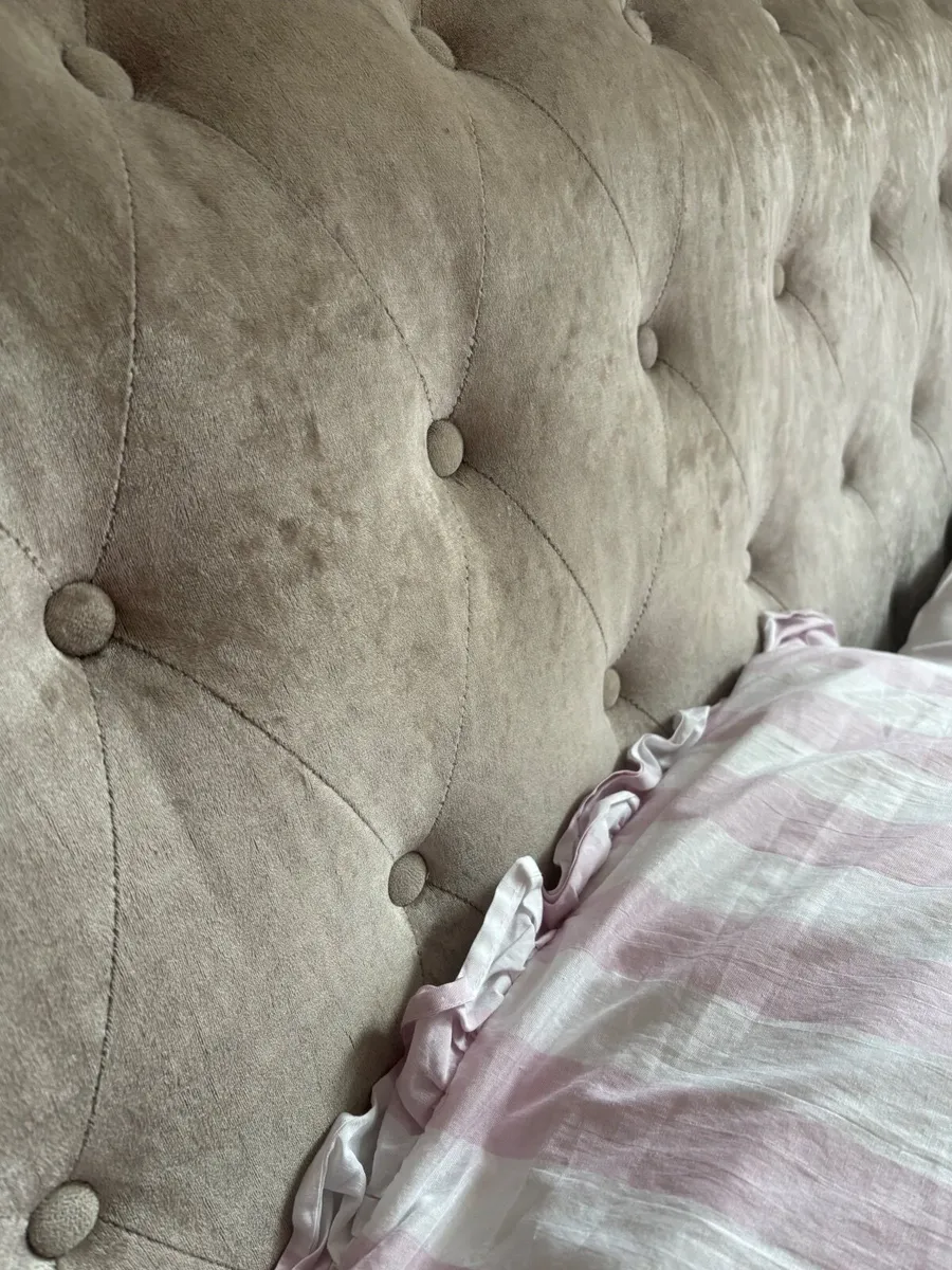 Double bed with curtains - Image 2