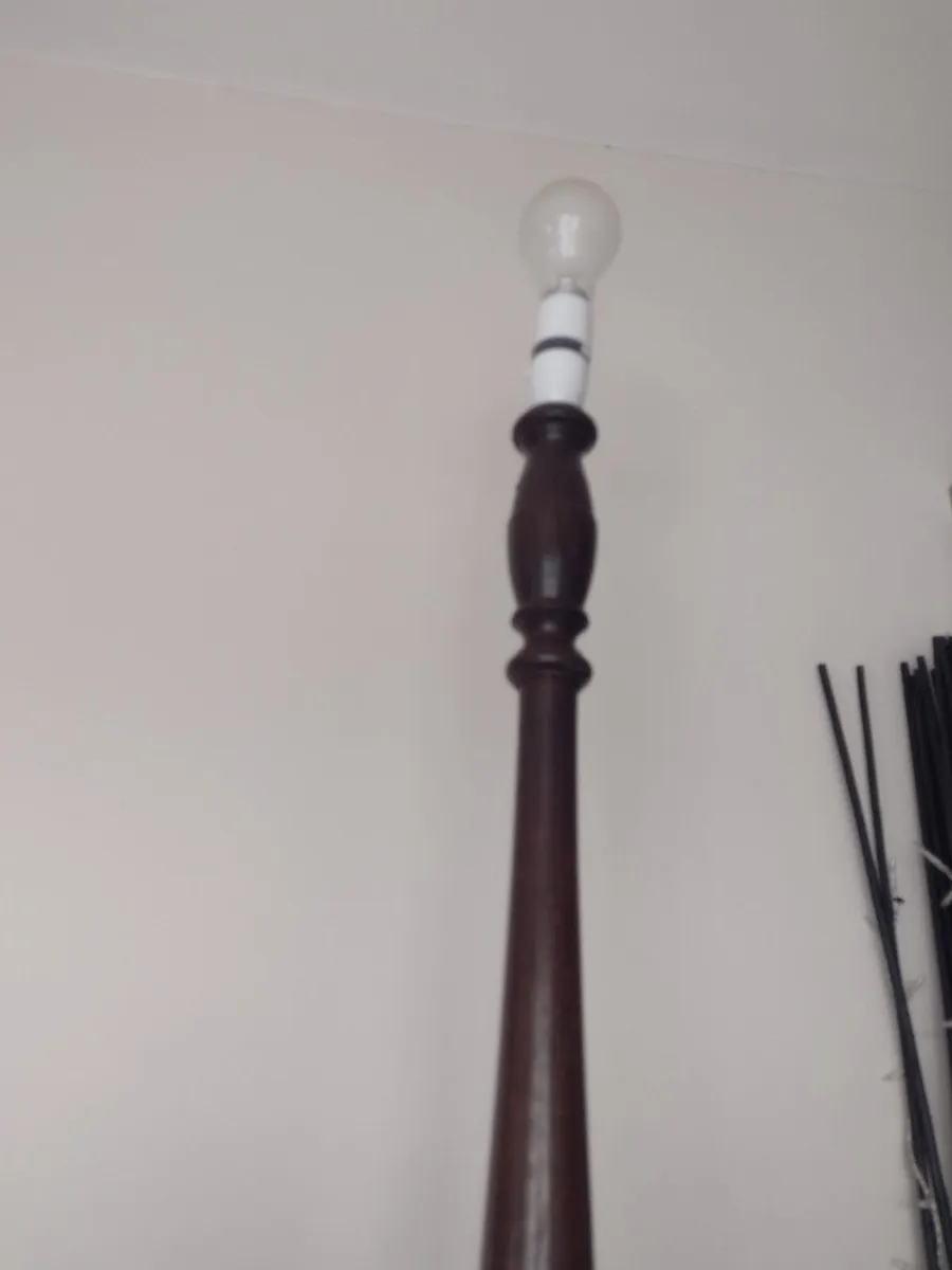 Working antique wooden floor lamp - Image 4