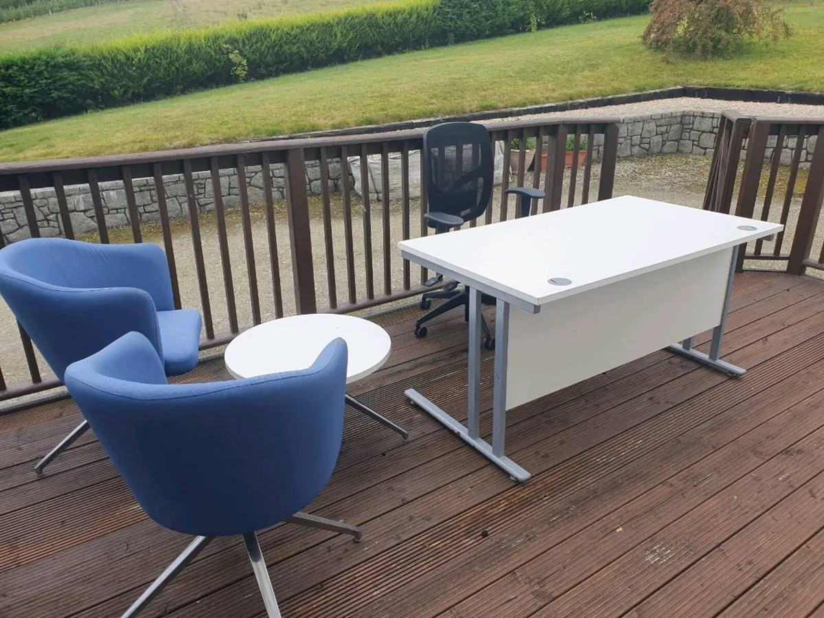 Office chair and desk - Image 1