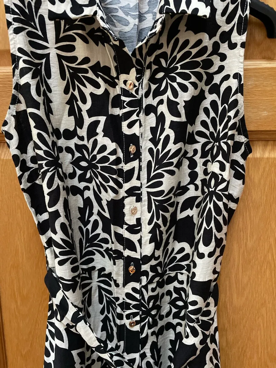 Size 8 Emily & Me printed dress - Image 2