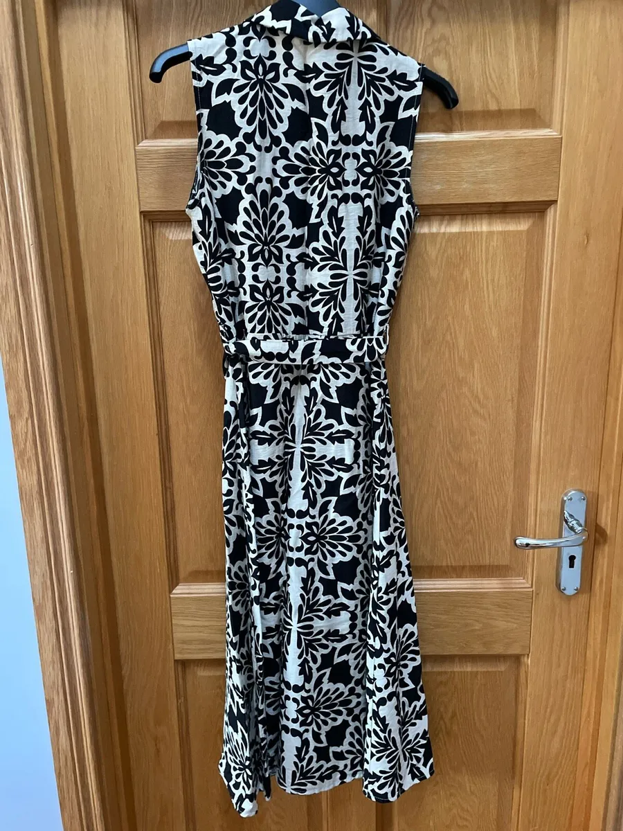 Size 8 Emily & Me printed dress - Image 3