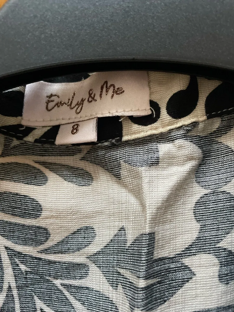 Size 8 Emily & Me printed dress - Image 4