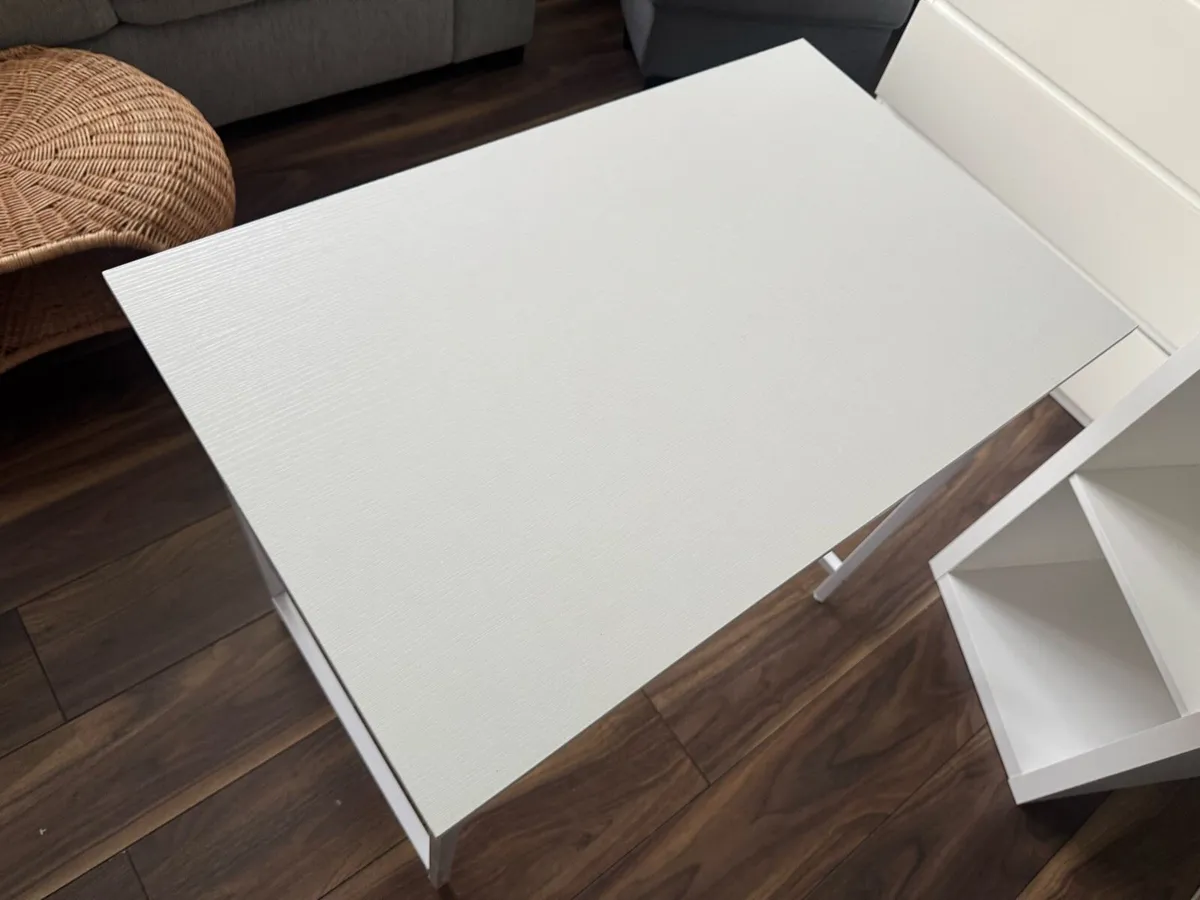 White desk - Image 3