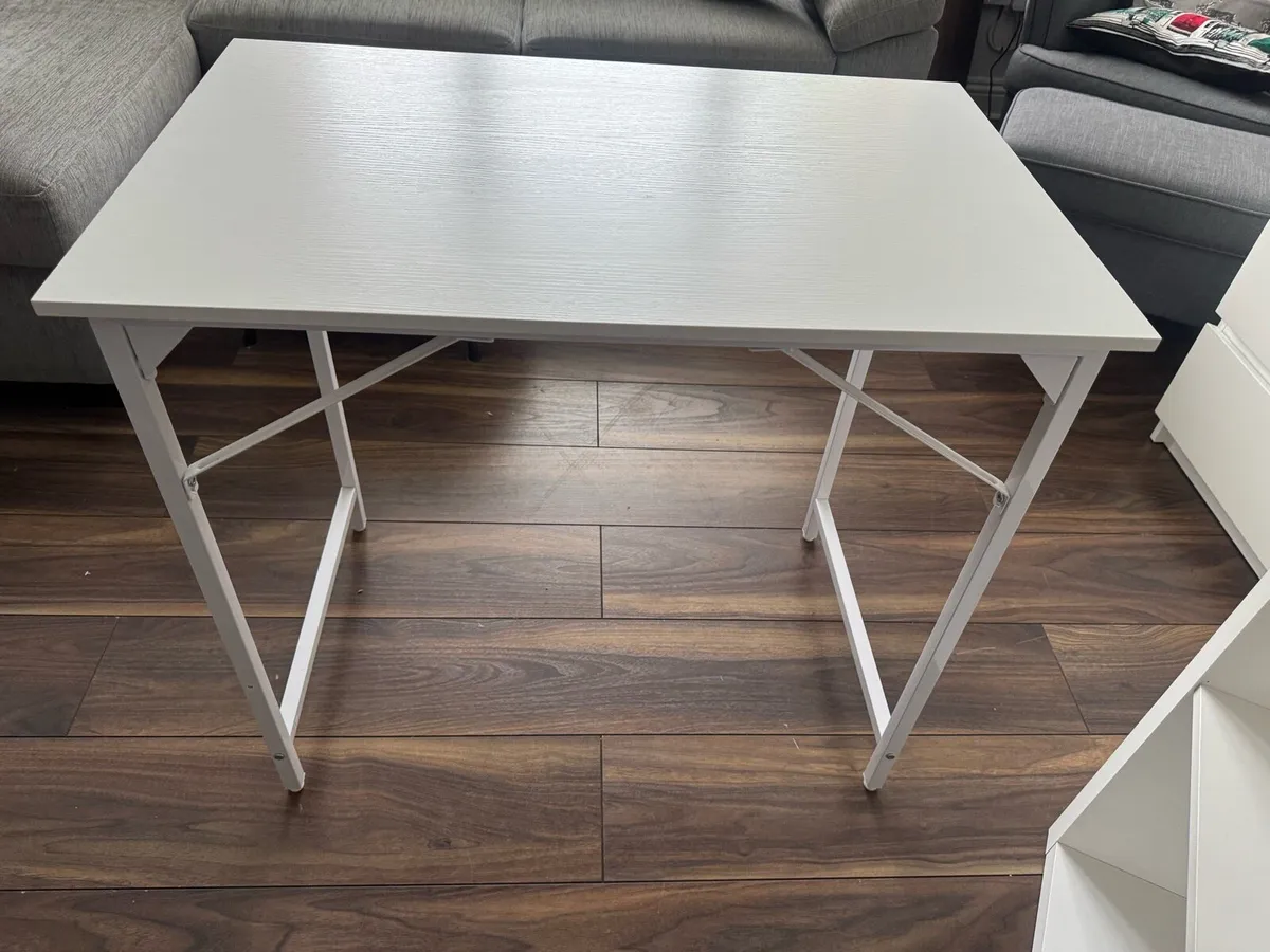White desk - Image 1