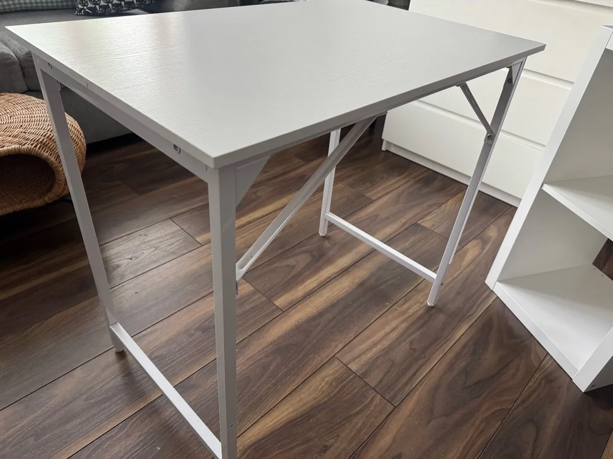 White desk - Image 2