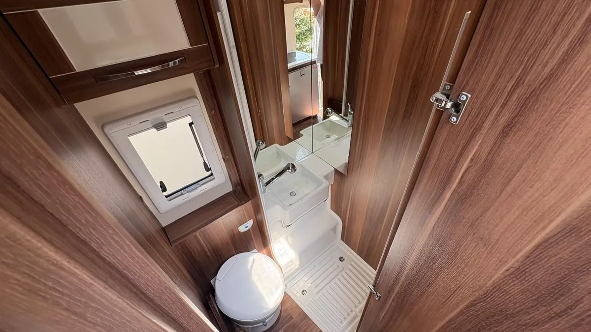 Automatic 2019 Roller Team 746 6 berth/5 seatbelts - Image 4