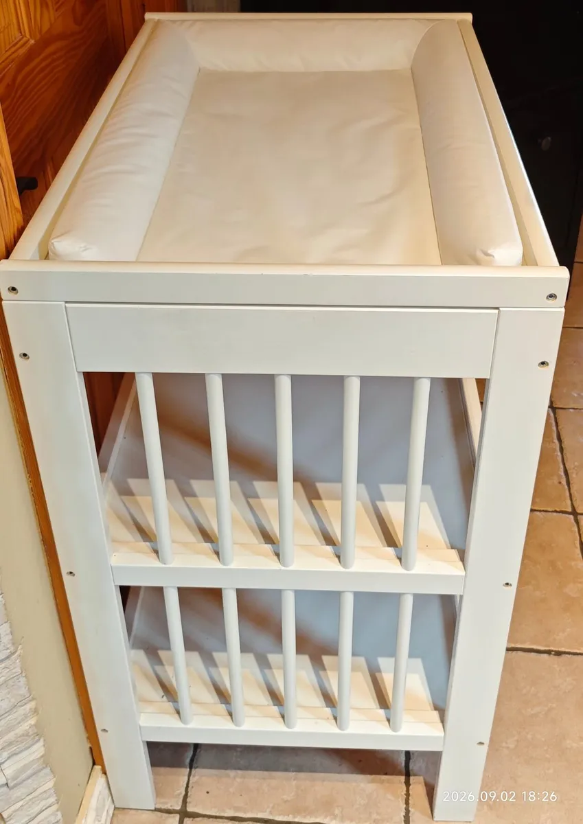 Changing table - Image 2