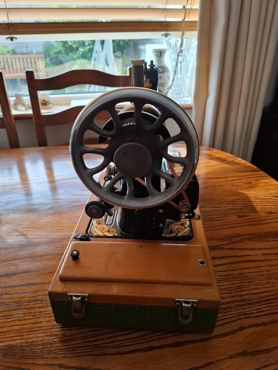 Antique Singer Sewing machine - Image 4