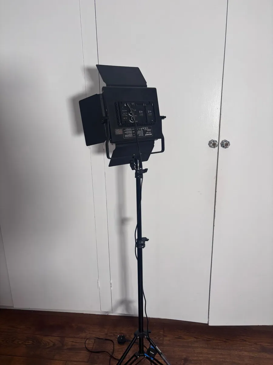 Neweer filming light with tripod - Image 3