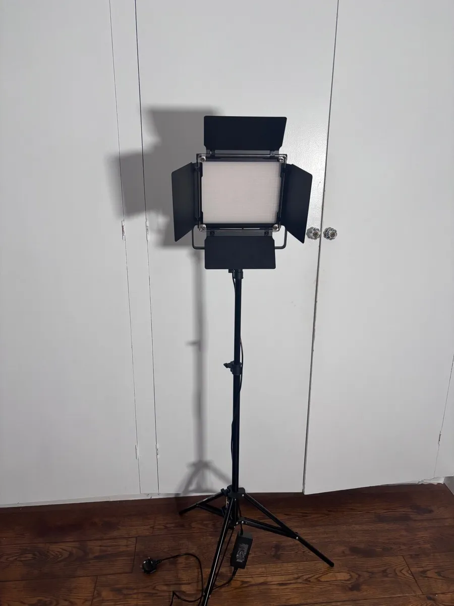 Neweer filming light with tripod - Image 4