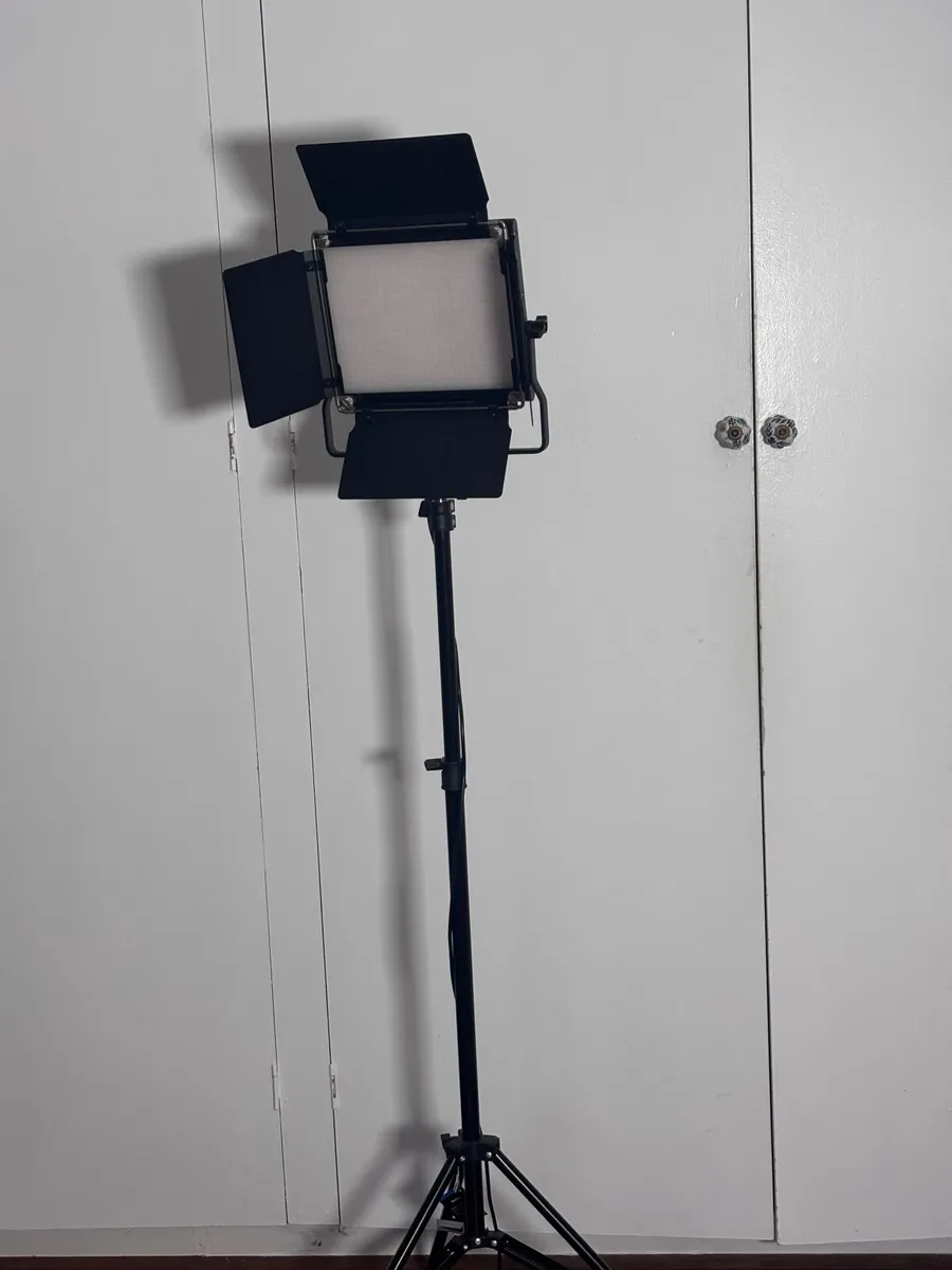 Neweer filming light with tripod - Image 2
