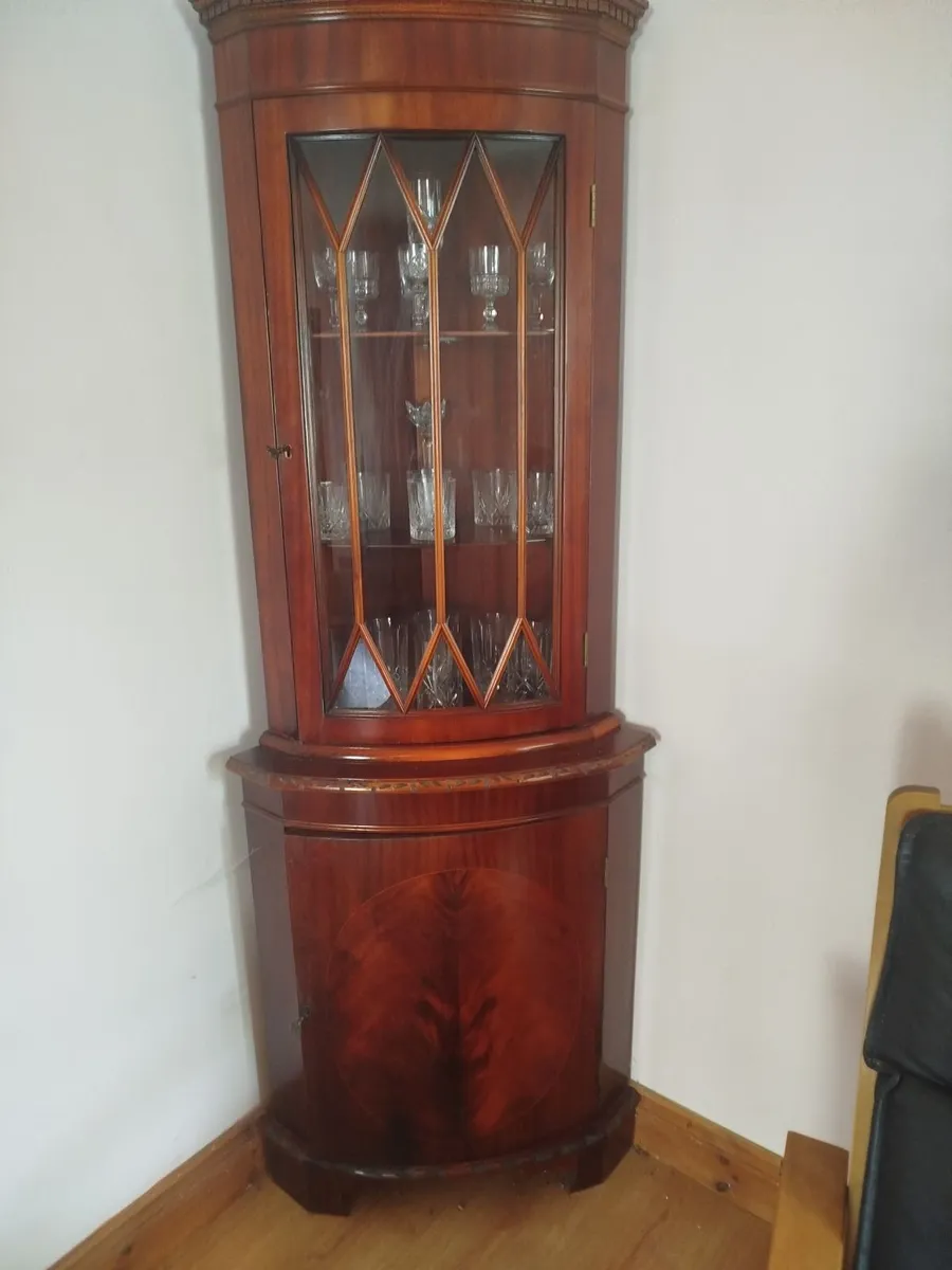 Corner cabinet