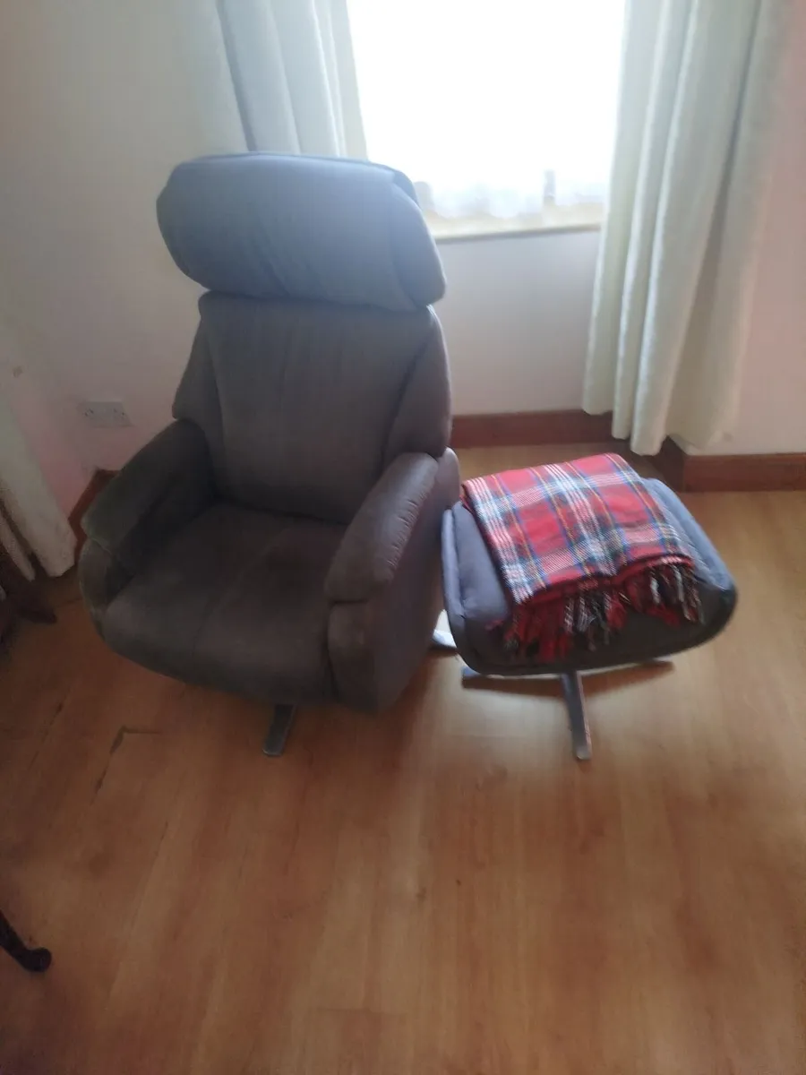 Orthopedic Chair & footrest - Image 3
