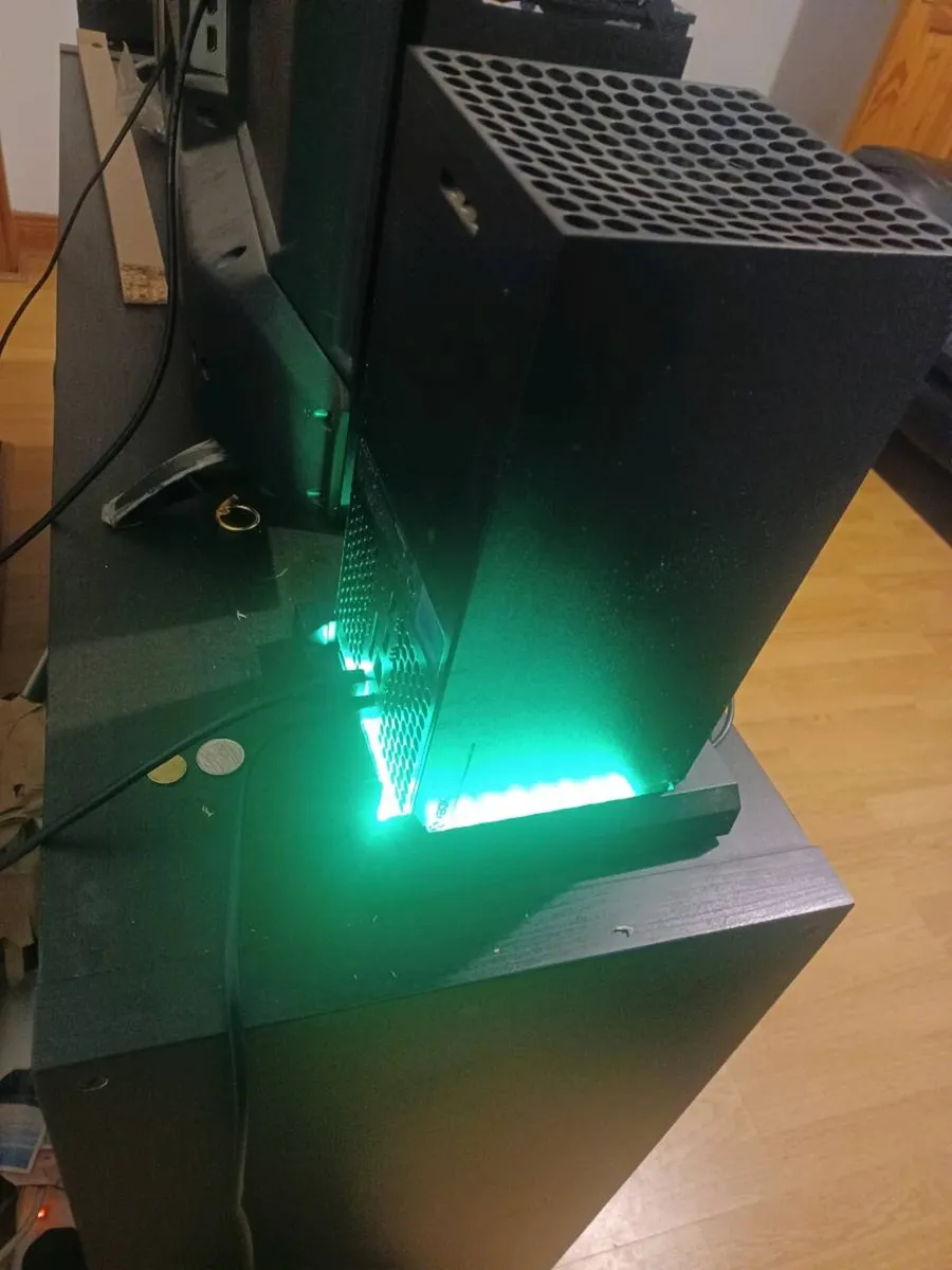 Xbox series X 4 controller's and 2 stands (ONO) - Image 3
