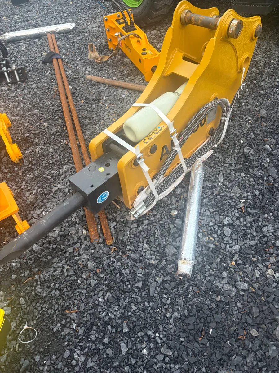Unused Lyals 750 rock breaker suit 8t digger - Image 1