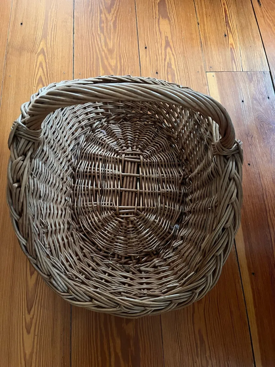 Beautiful ornate basket - Image 2