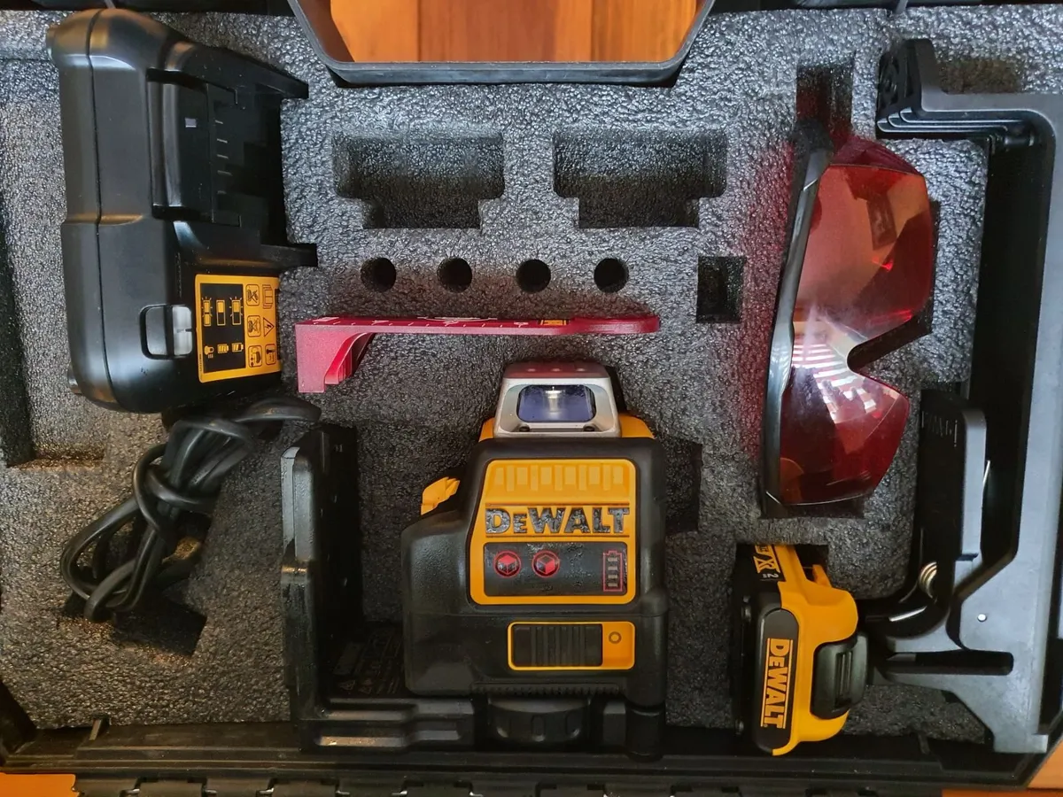 Dewalt DCE08911R  12V Cross Line Laser Kit - Image 1