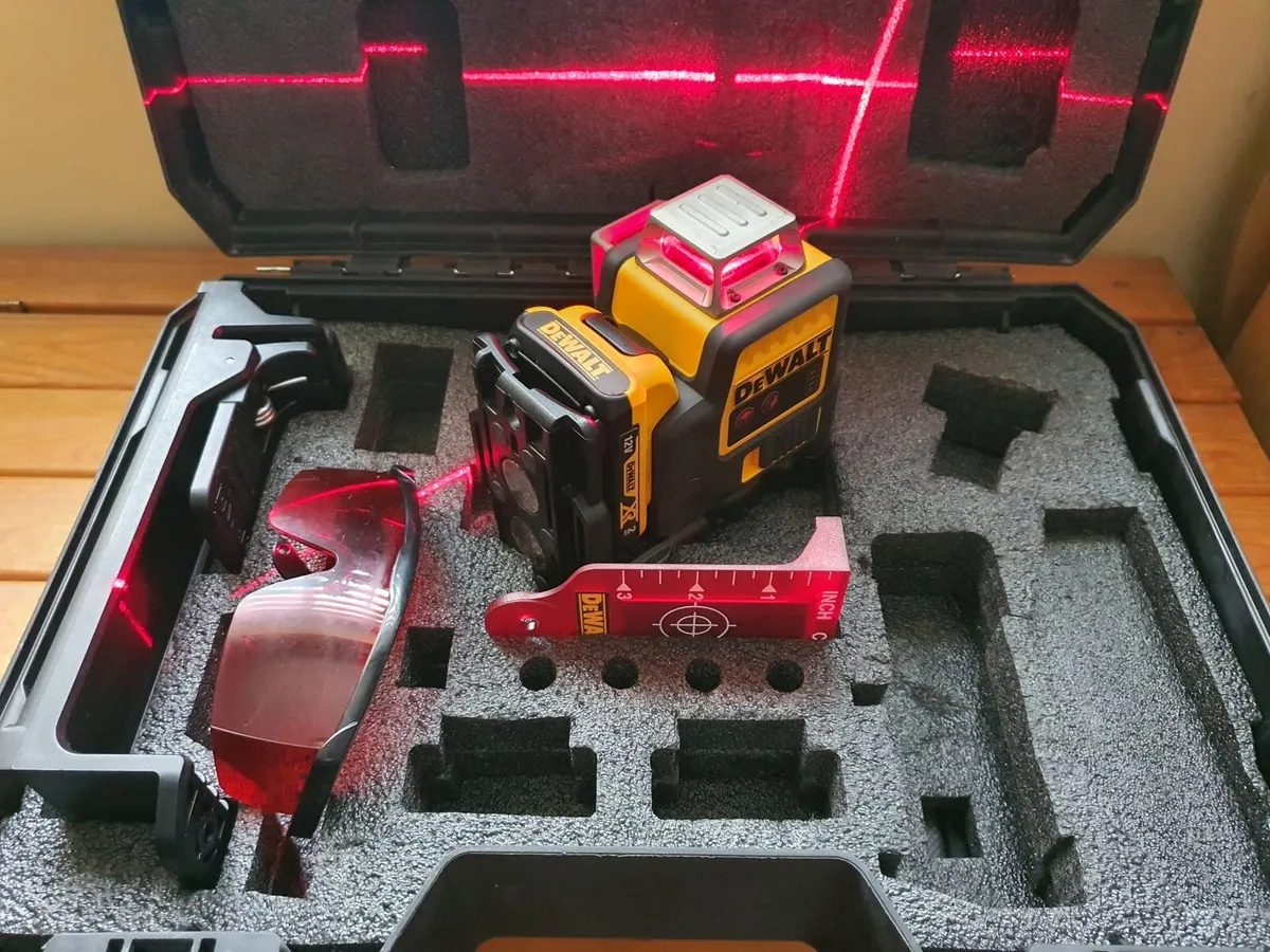 Dewalt DCE08911R  12V Cross Line Laser Kit - Image 3