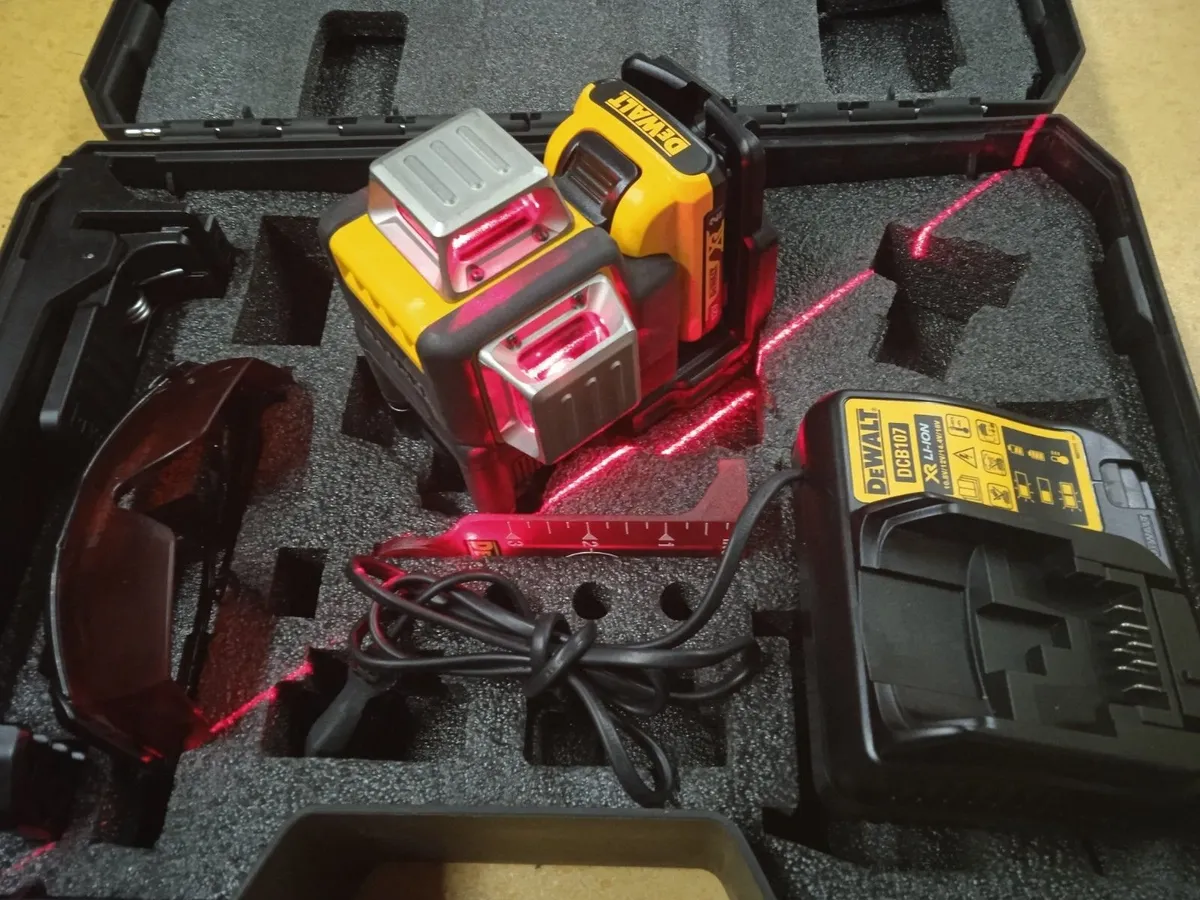 Dewalt DCE08911R  12V Cross Line Laser Kit - Image 4