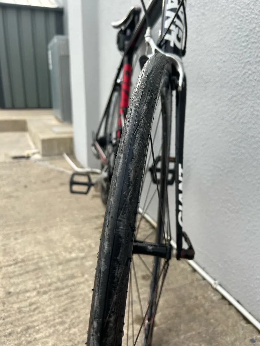 Giant Defy Road Bike - Image 3