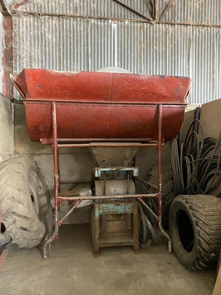 Suitor grain crusher with bin and auger - Image 1