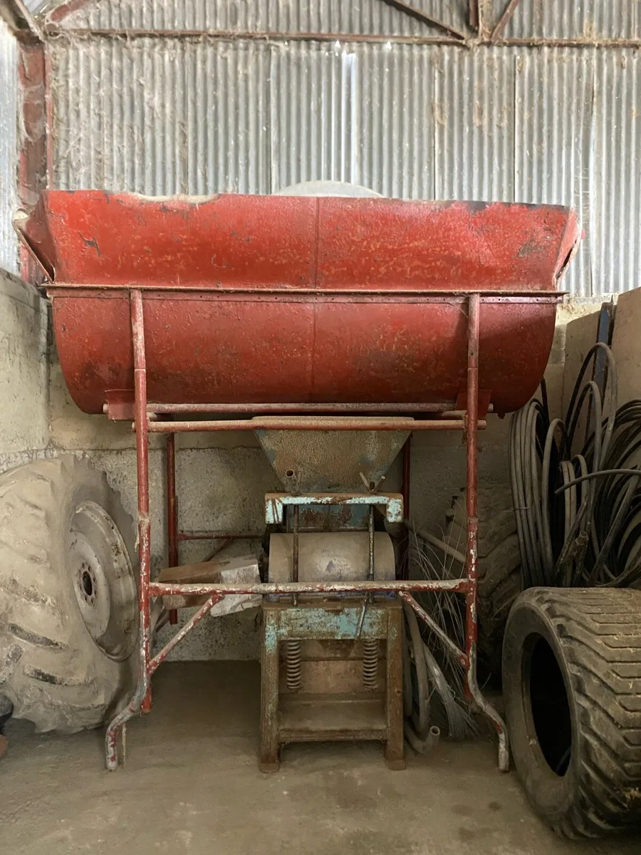 Suitor grain crusher with bin and auger - Image 3