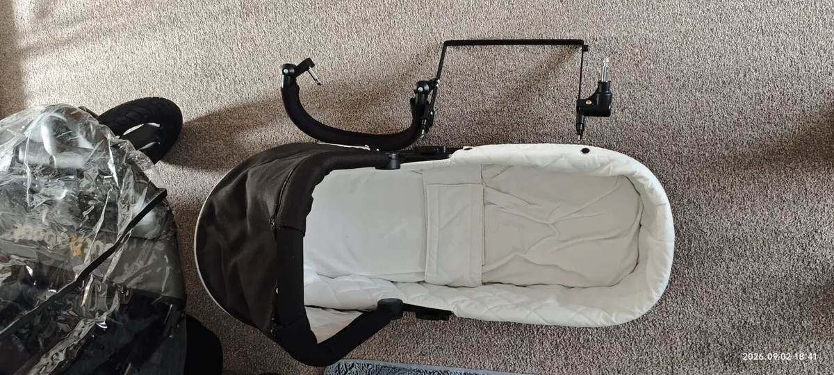 Out n About double carrycot with double adapter - Image 1