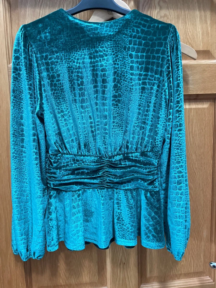 Size 8 velvet effect green top - Image 1
