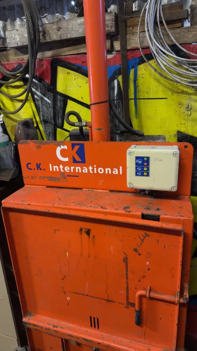 Cardboard/plastic compactor - Image 1
