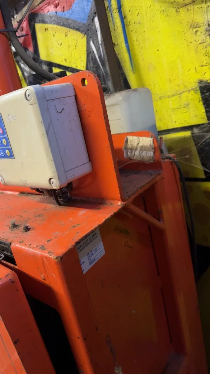 Cardboard/plastic compactor - Image 2