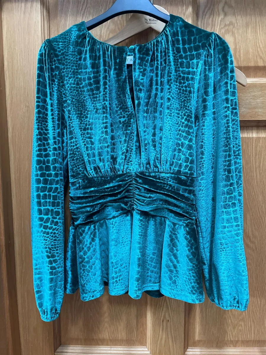 Size 8 velvet effect green top - Image 3