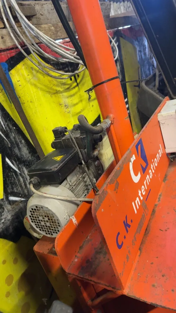 Cardboard/plastic compactor - Image 3