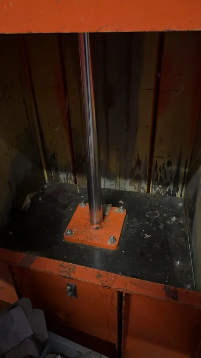 Cardboard/plastic compactor - Image 4