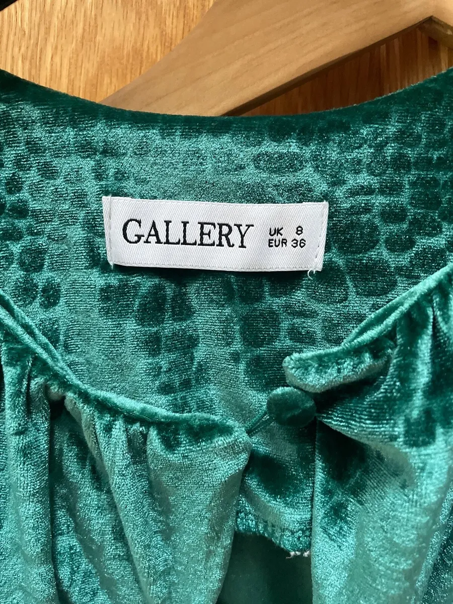Size 8 velvet effect green top - Image 4