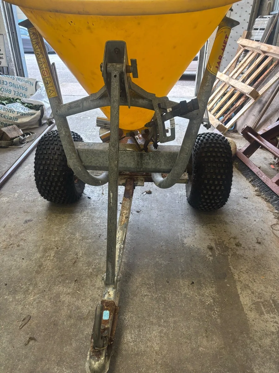 Fertiliser spreader - Image 1