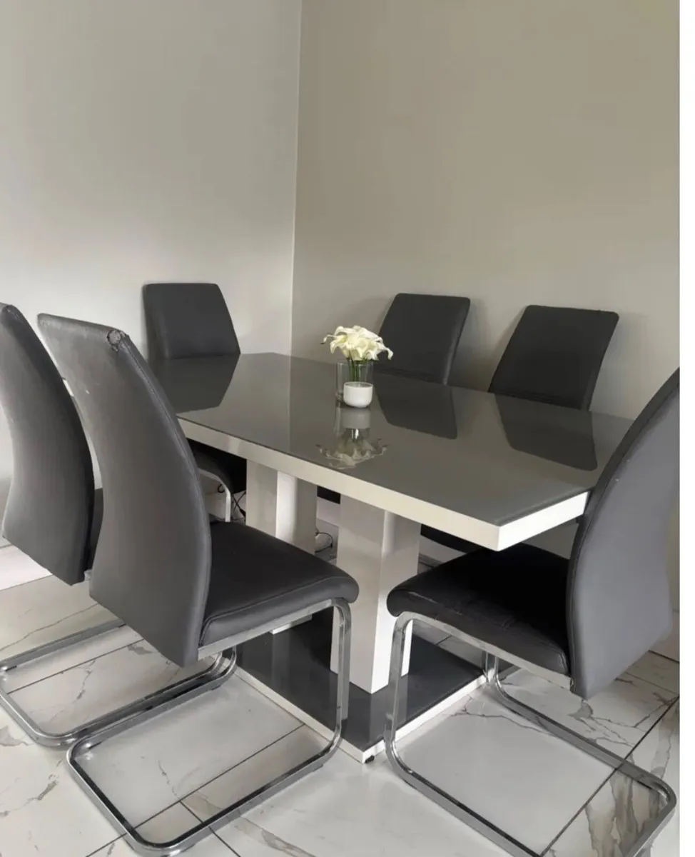Dining table - Image 1