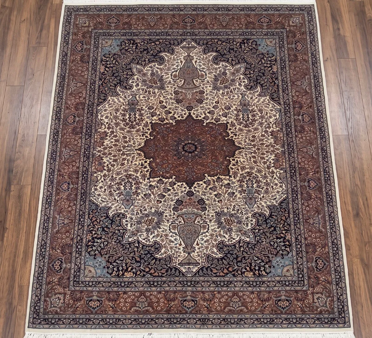 This is a fabulous carpet with great colours - Image 1