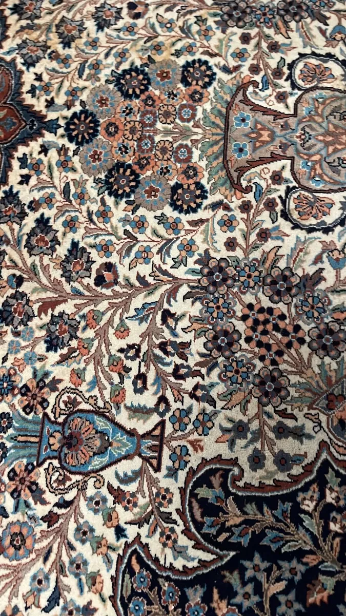 This is a fabulous carpet with great colours - Image 4