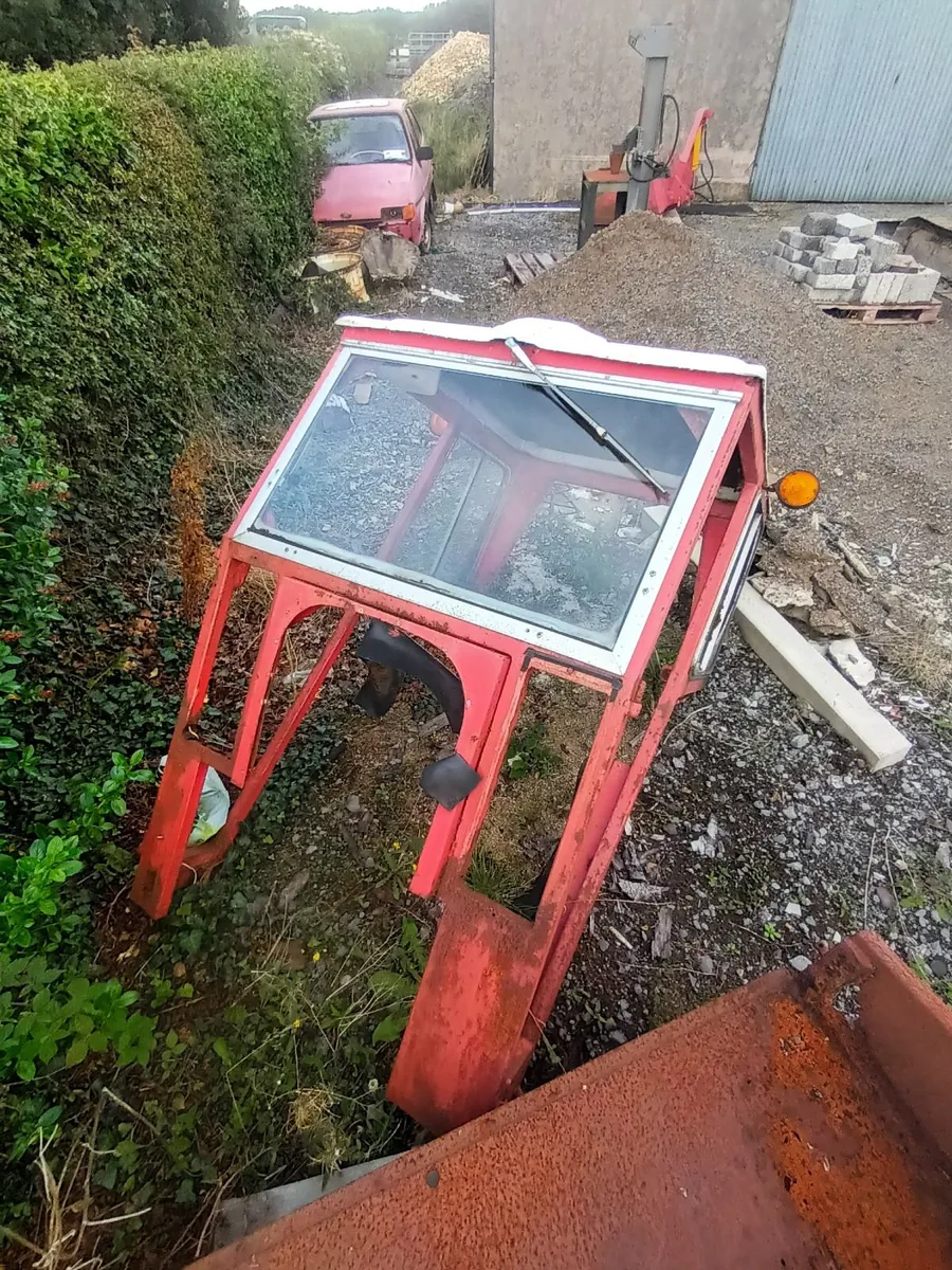 Tractor cab - Image 1
