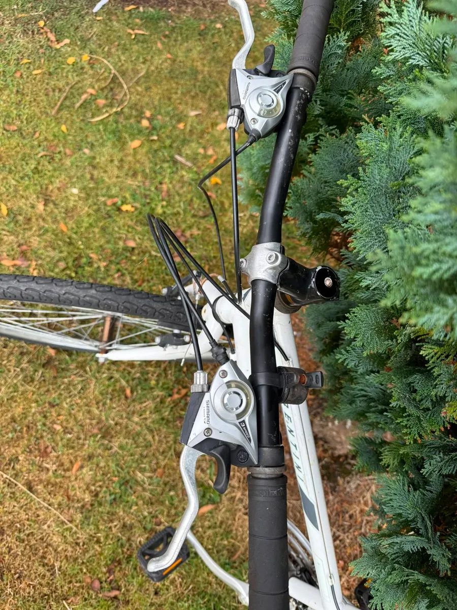 Beautiful girls hybrid bike like New 18 in frame - Image 2