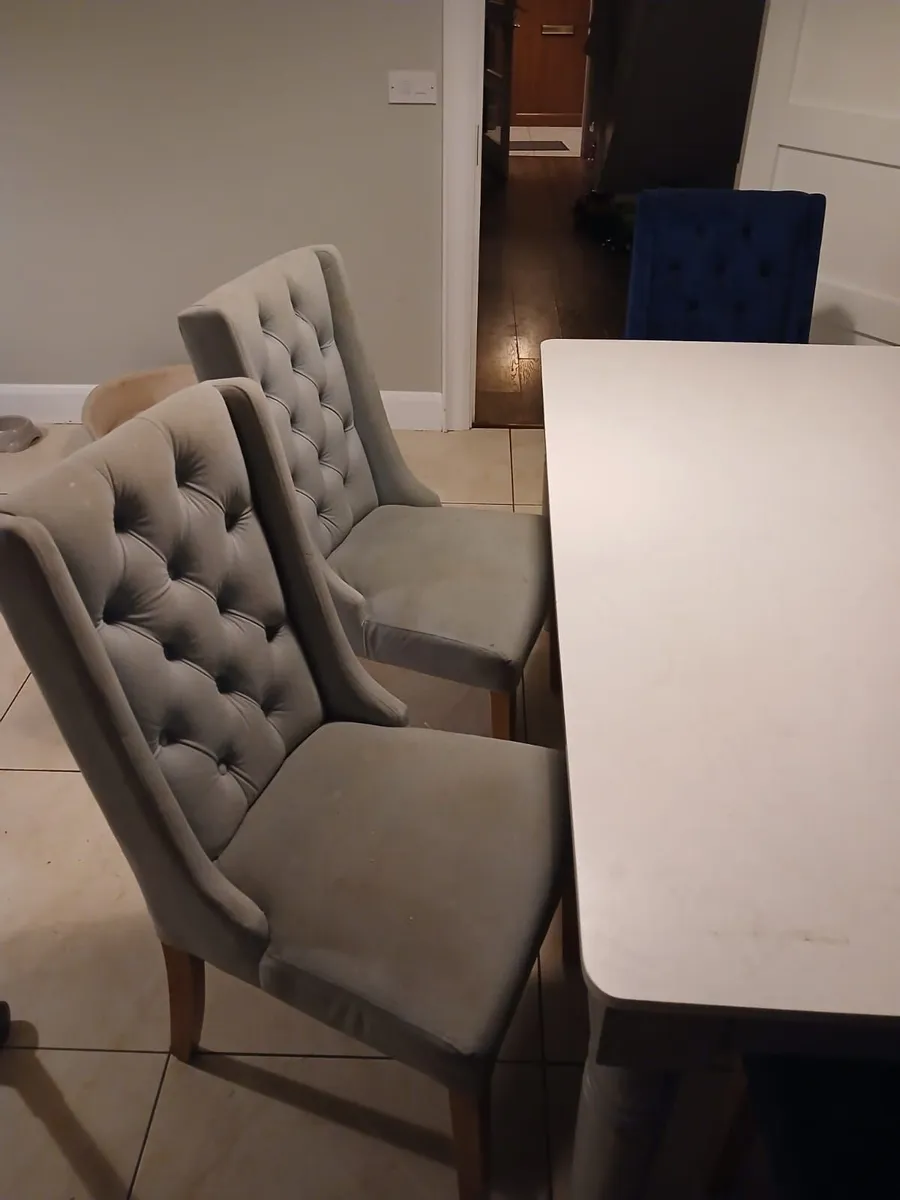 Table and chairs - Image 2