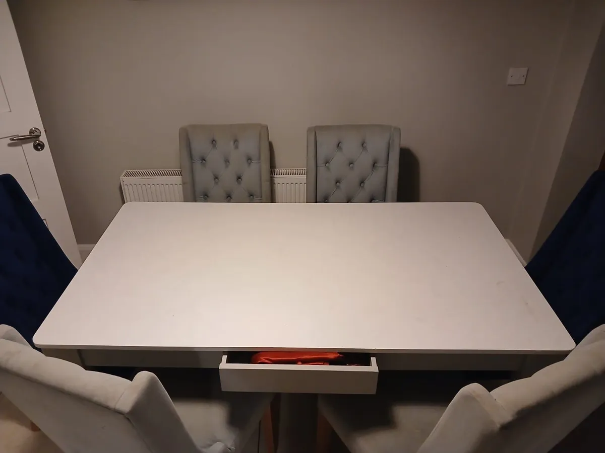 Table and chairs - Image 1