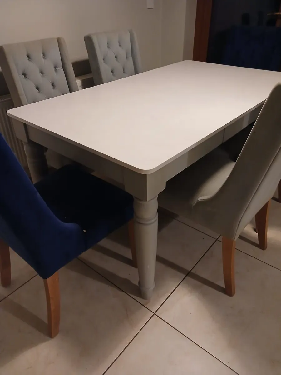 Table and chairs - Image 3