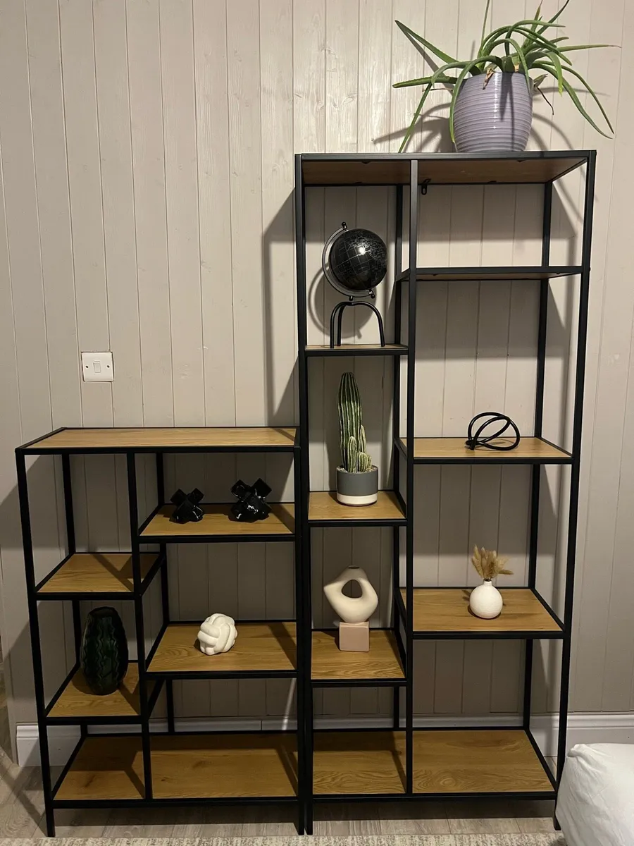 House /Shelves souvenirs included - Image 1